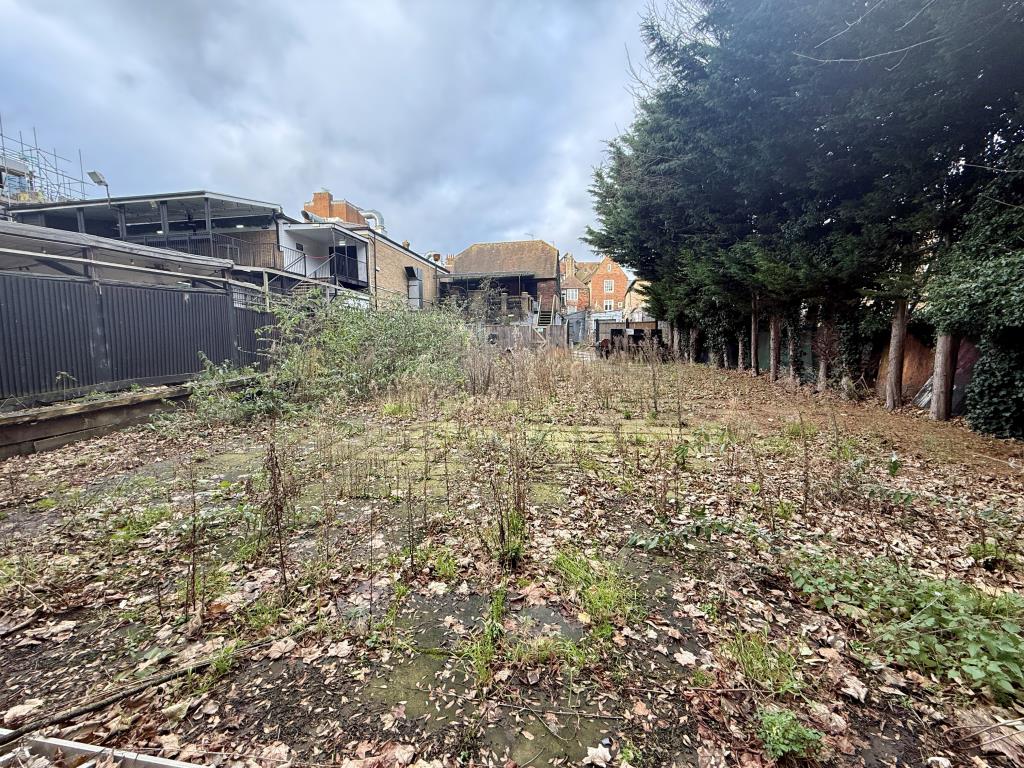 Lot: 31 - UPPER PARTS WITH POTENTIAL AND LARGE HARDSTANDING TO REAR - Hardstanding to rear